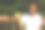 中东男子在苹果园手持苹果摆姿势，背景是拖拉机图片下载