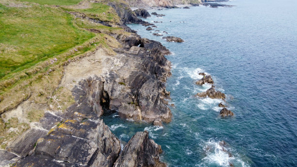 美丽的海水靠近陡峭的海岸悬崖。爱尔兰的天性。北欧危险的暗礁和悬崖。无人驾驶飞机的照片。图片下载
