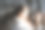 一个阳光明媚的日子，年轻女子和小猫在家里的床上休息。女孩和外系小猫玩耍。图片下载