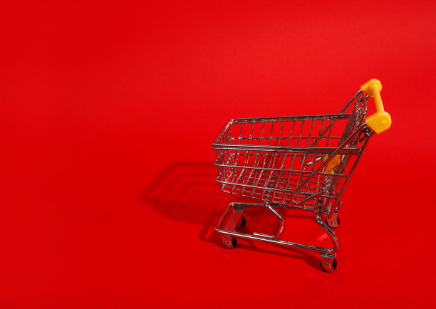 购物车与红色背景的阴影，复制空间图片下载