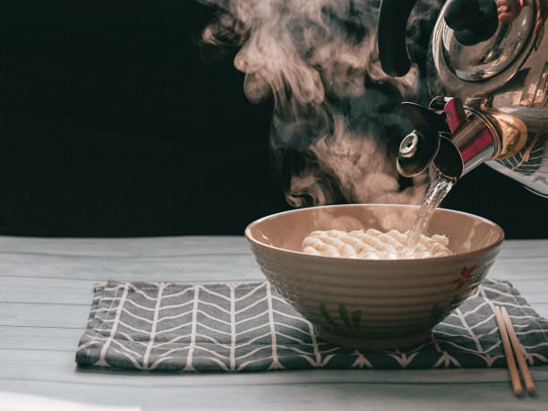 热气腾腾的泡面图片下载