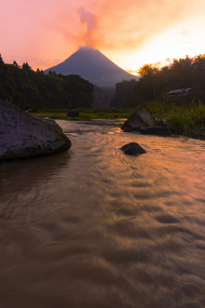 湖面长满了倒影，背景是山图片下载