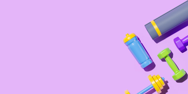 俯视图的运动和健身设备在紫色背景。本空间图片下载