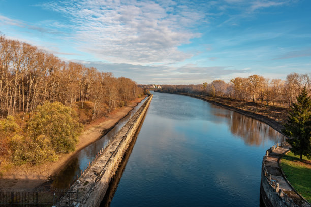 河上的运河，供船只通行。图片下载