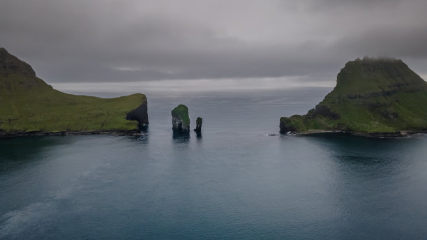美丽的drangarir鸟瞰图，法罗群岛Tindholmur岛之间的海柱图片下载