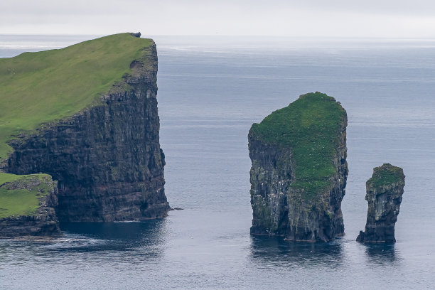 美丽的drangarir鸟瞰图，法罗群岛Tindholmur岛之间的海柱图片下载