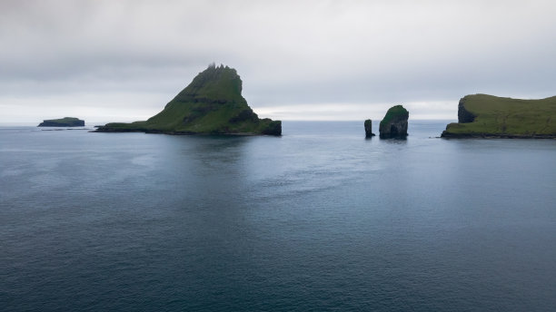 美丽的drangarir鸟瞰图，法罗群岛Tindholmur岛之间的海柱图片下载