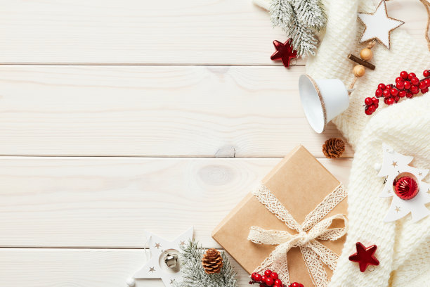 圣诞节日贺卡模板。圣诞组成的礼品盒，针织毛衣，老式圣诞装饰品在白色的木制桌子。平铺，俯视图，复制空间。图片下载