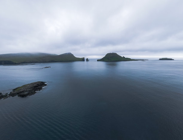 美丽的drangarir鸟瞰图，法罗群岛Tindholmur岛之间的海柱图片下载