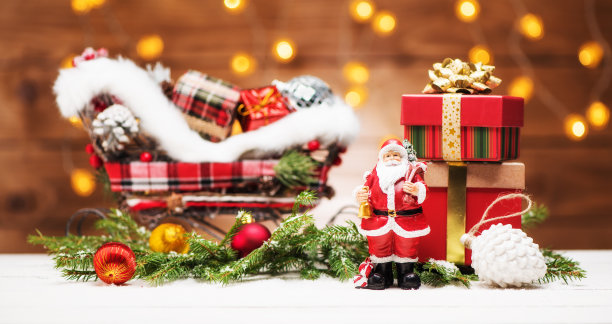 圣诞假期横幅圣诞老人和雪橇礼物。圣诞快乐，新年快乐，庆祝一番。概念贺卡图片下载