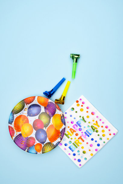 生日晚会的背景。邀请函，派对用品，生日哨子，派对眼镜和帽子，礼品盒，旗帜和餐巾。图片下载