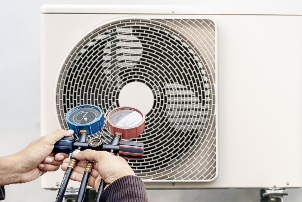 空调技师使用户外工具修理中央空调系统图片下载