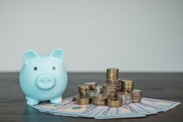 攒钱买房子住。房地产业务增长。投资房产财富为家。图片下载