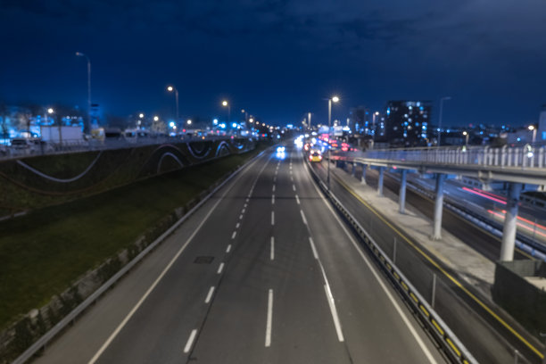 伊斯坦布尔双向道路一侧的模糊蓝色夜景图片下载