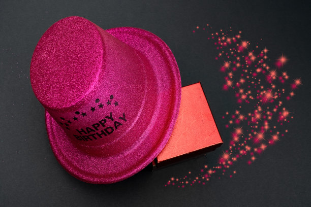 生日晚会的背景。邀请函，派对用品，生日哨子，派对眼镜和帽子，礼品盒，旗帜和餐巾。图片下载