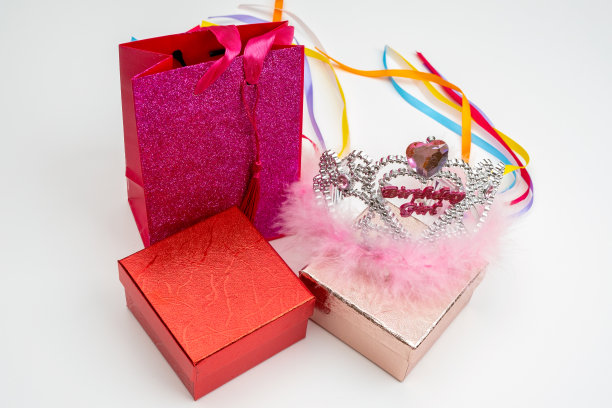 生日晚会的背景。邀请函，派对用品，生日哨子，派对眼镜和帽子，礼品盒，旗帜和餐巾。图片下载