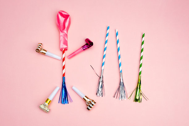 生日晚会的背景。邀请函，派对用品，生日哨子，派对眼镜和帽子，礼品盒，旗帜和餐巾。图片下载