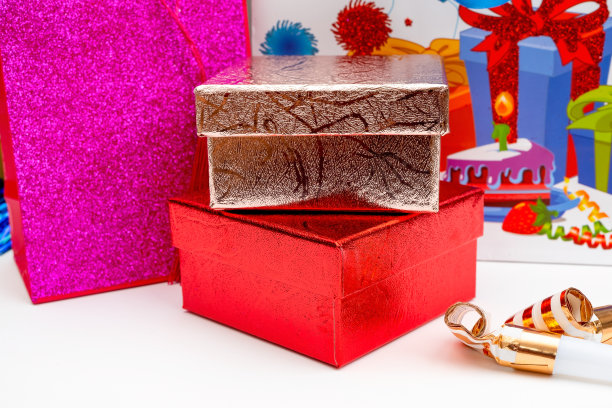 生日晚会的背景。邀请函，派对用品，生日哨子，派对眼镜和帽子，礼品盒，旗帜和餐巾。图片下载