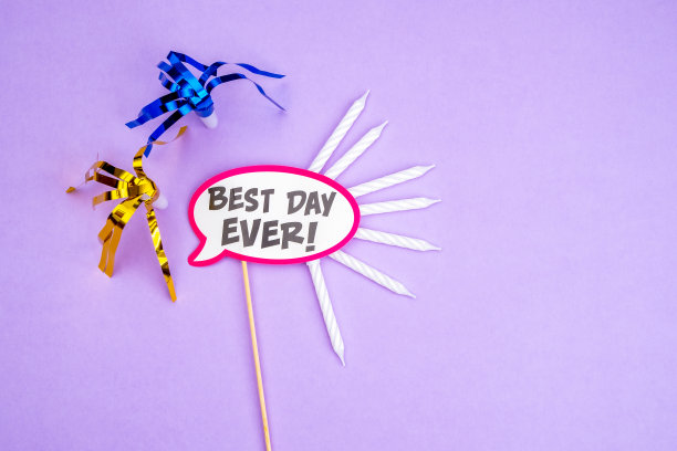 生日晚会的背景。邀请函，派对用品，生日哨子，派对眼镜和帽子，礼品盒，旗帜和餐巾。图片下载