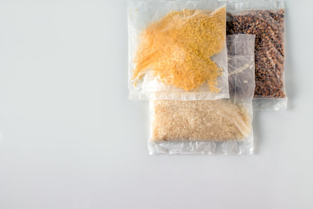 大米、荞麦、小米装在白底袋中，复制空间，超市产品图片下载