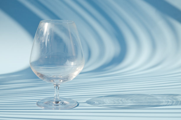 蓝色背景上的一杯水。俯视图，复制空间，模型。平的。健康的生活方式。食品、饮料图片下载