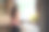 年轻女子在厨房用杯子喝水。白人女模特手里拿着透明玻璃。图片下载