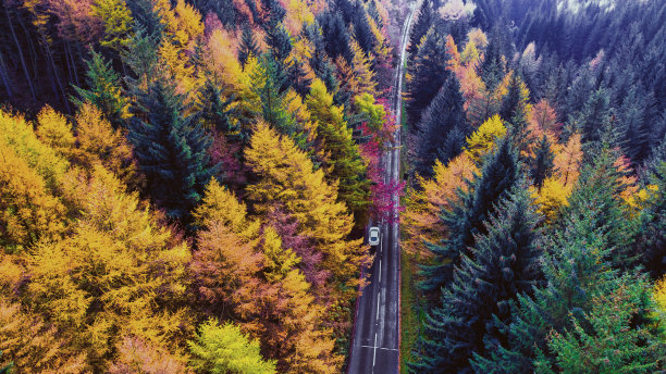 英国德比郡山顶地区国家公园的公路鸟瞰图图片下载