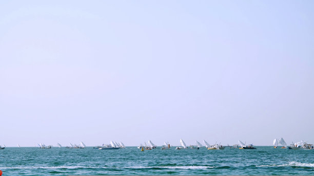 阿拉伯联合酋长国迪拜- 2017年11月20日:朱美拉酒店的海滩，在远处你可以看到帆船赛，许多游艇，船只图片下载