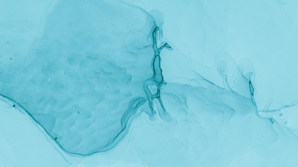 柔和的流飞溅。蓝色的大海创意图片下载