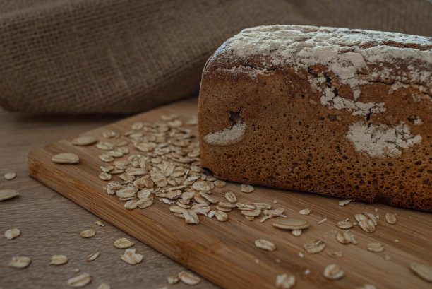 热面包和燕麦片放在纸板和粗麻布上图片下载