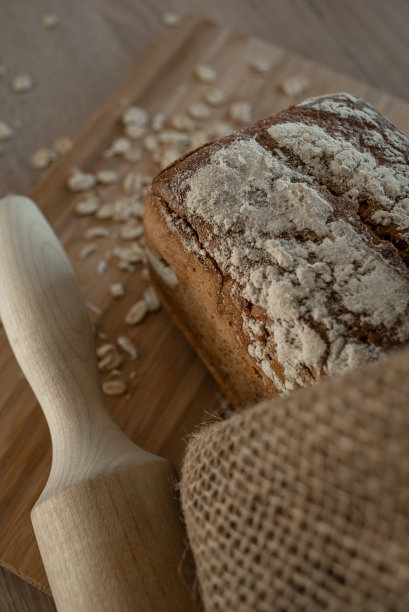 热面包和燕麦片放在纸板和粗麻布上图片下载