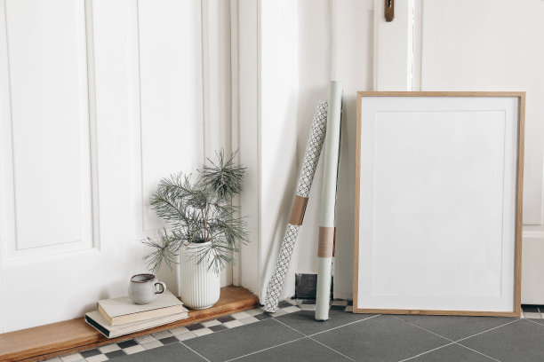 节日的圣诞家居装饰。空白垂直木制相框模型，瓷砖地板。松树树枝、花瓶、咖啡和旧书。白色背景。空模板，礼品包装纸图片下载
