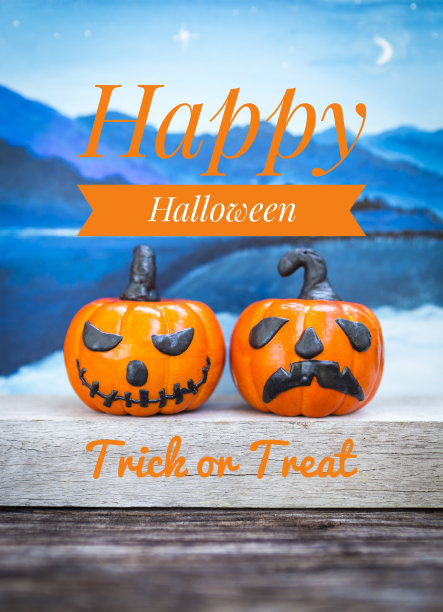 快乐的万圣节横幅与可爱的小万圣节南瓜在模糊的山背景图片下载