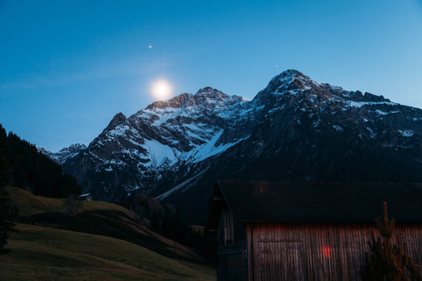 美丽的奥地利阿尔卑斯山脉的夜景图片下载