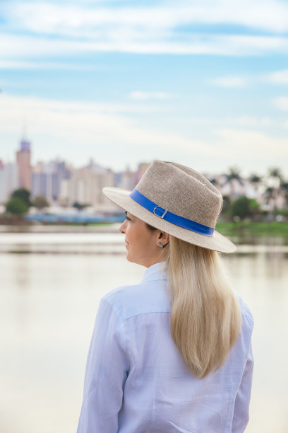 在一天的工作结束时，戴着帽子和牛仔裤的农业妇女。图片下载
