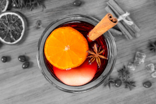 德国传统的冬季圣诞市场新年节日节日喝热的甜热的红葡萄酒与香料柑橘芳香肉桂八角图片下载