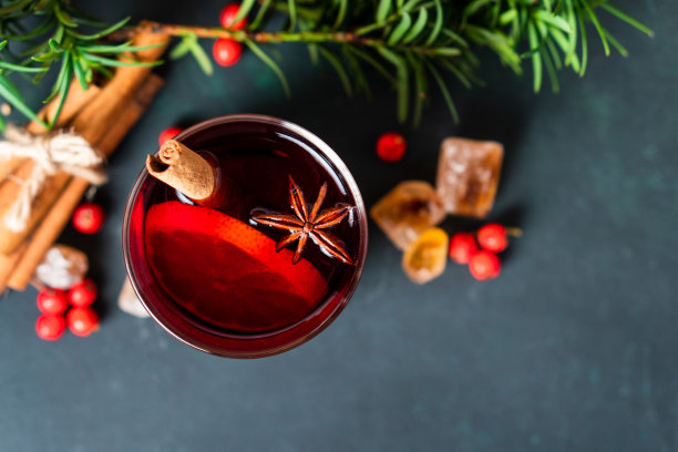 德国传统的冬季圣诞市场新年节日节日喝热的甜热的红葡萄酒与香料柑橘芳香肉桂八角图片下载