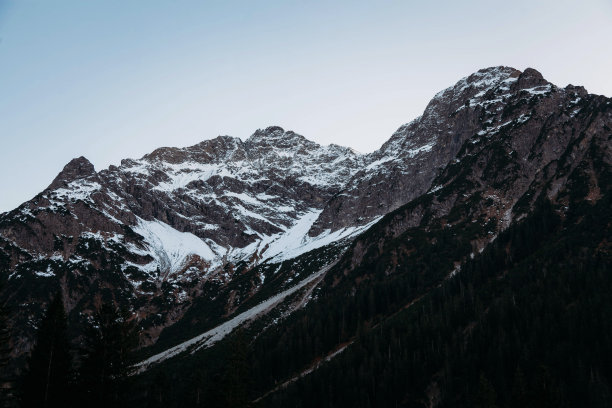 美丽的奥地利阿尔卑斯山脉的夜景图片下载
