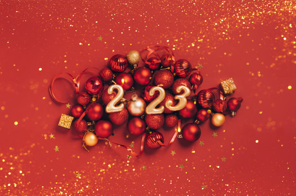 日期2023红色背景的圣诞玩具，小球闪闪发光。美丽的节日新年模型图片下载