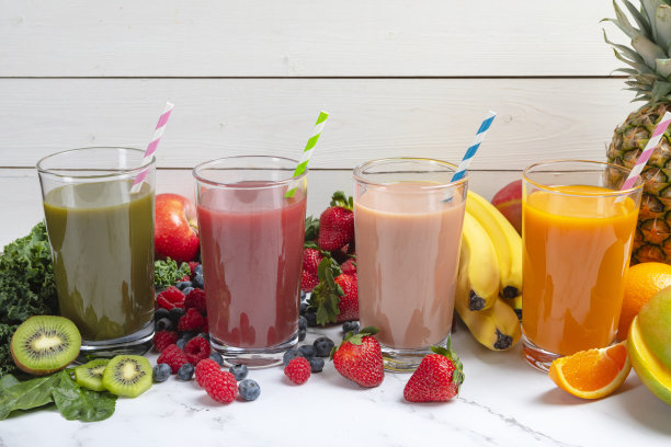 四种不同口味的健康冰沙装在吸管杯里图片下载