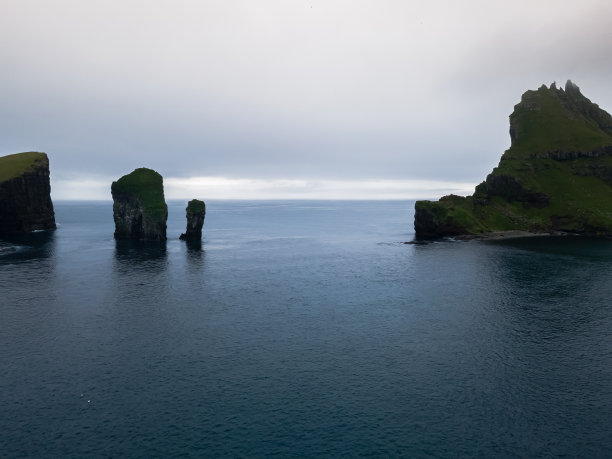 美丽的drangarir鸟瞰图，法罗群岛Tindholmur岛之间的海柱图片下载