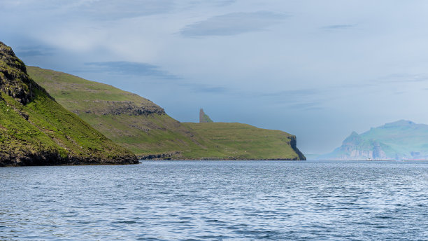 美丽的drangarir鸟瞰图，法罗群岛Tindholmur岛之间的海柱图片下载
