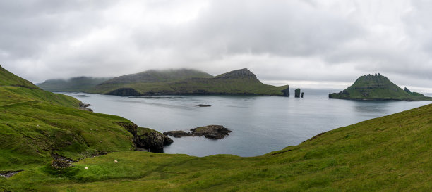 美丽的drangarir鸟瞰图，法罗群岛Tindholmur岛之间的海柱图片下载
