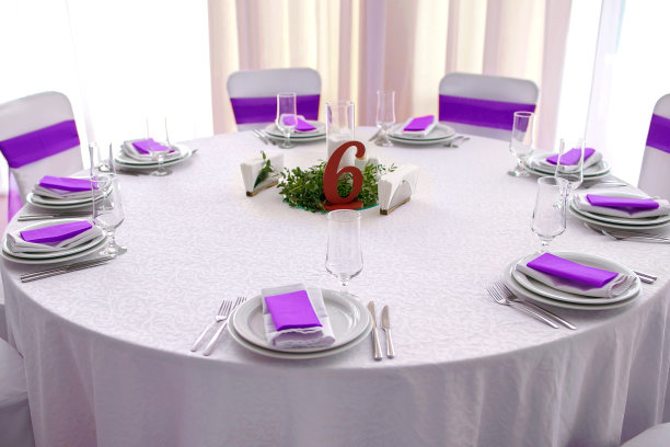 为应邀参加宴会的客人提供的餐桌图片下载