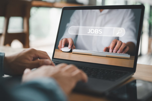 找工作的概念，男人在网上浏览工作机会使用求职电脑应用程序。找到你的职业，男人在笔记本电脑浏览网上网站。图片下载