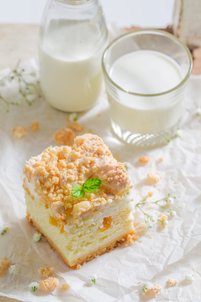 美味的自制芝士蛋糕配桃子和面包屑图片下载