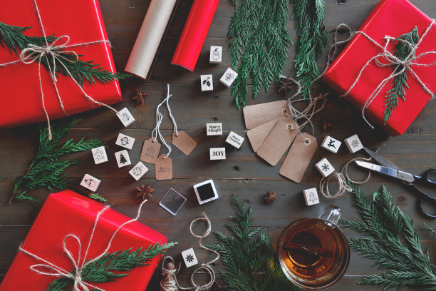 圣诞礼物包装的俯视图图片下载