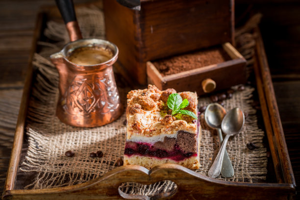 新鲜可口的樱桃派配壶煮咖啡图片下载