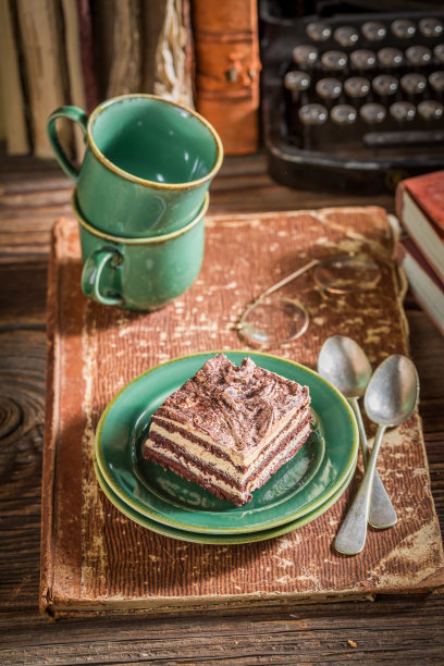巧克力蛋糕和咖啡，还有书和打字机图片下载