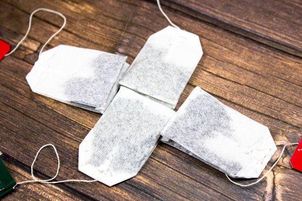 茶包。木桌上的茶包特写。图片下载